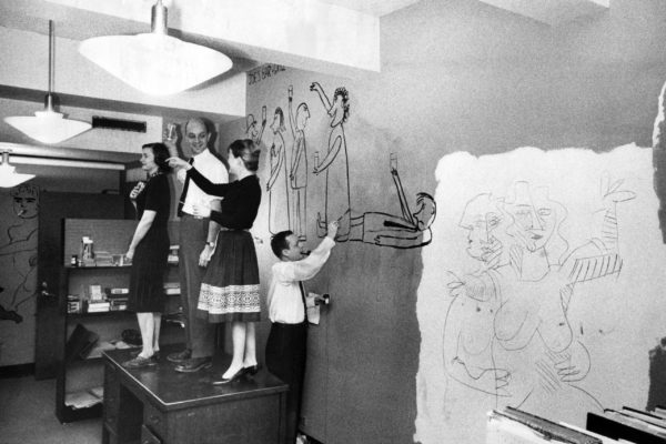 1960年，《時代》的音樂編輯理查．墨菲（Richard Murphy）在當時洛克菲勒廣場的辦公室畫同事們的壁畫像。